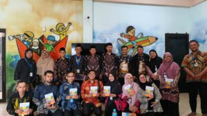 Para rombongan FGM Sulel berpose bersama dengan para pengajar Sekolah kreatif SD Muhammadiyah 20 Suabaya.